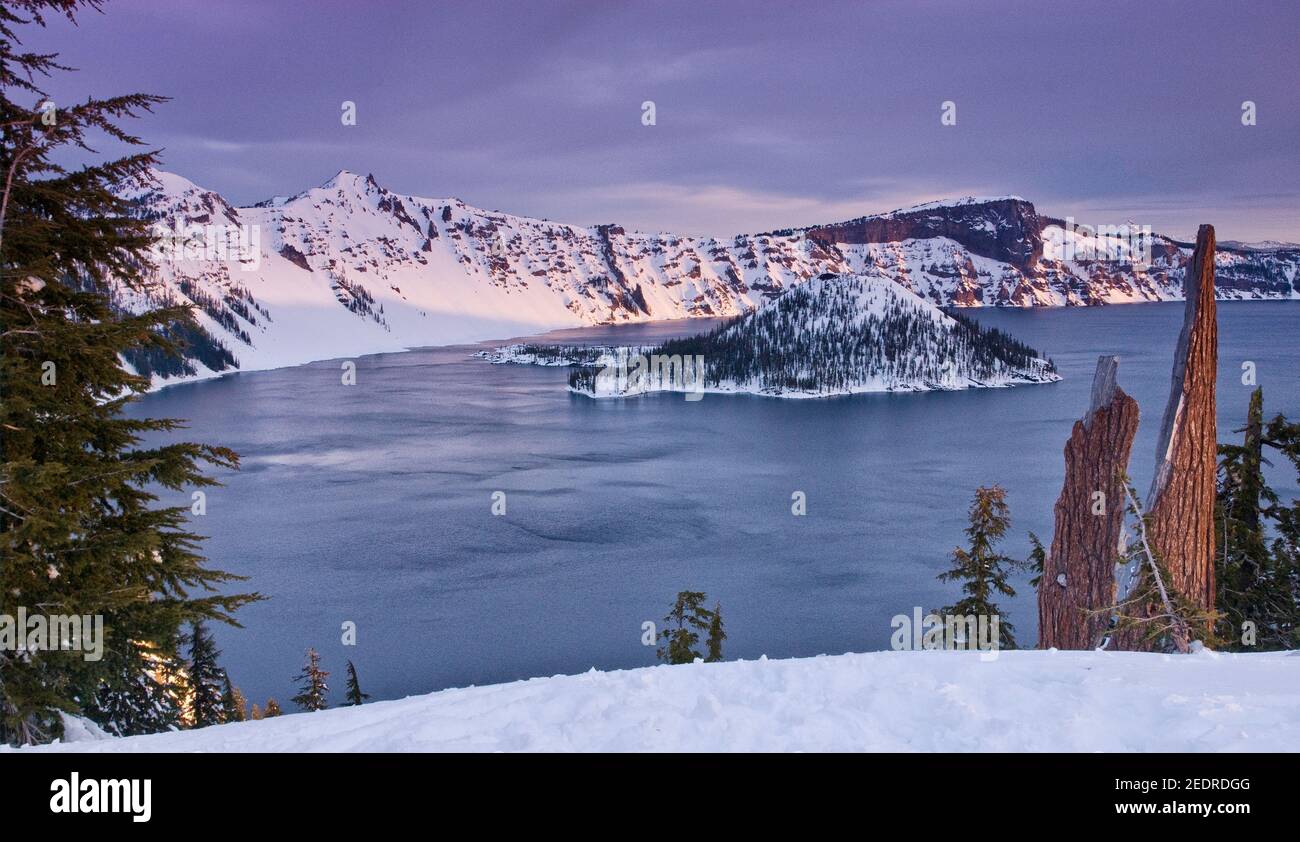 Wizard Island à Crater Lake à l'intérieur de la caldeira dans l'ancien volcan vu de Rim Village au lever du soleil en hiver, parc national de Crater Lake, Oregon, États-Unis Banque D'Images