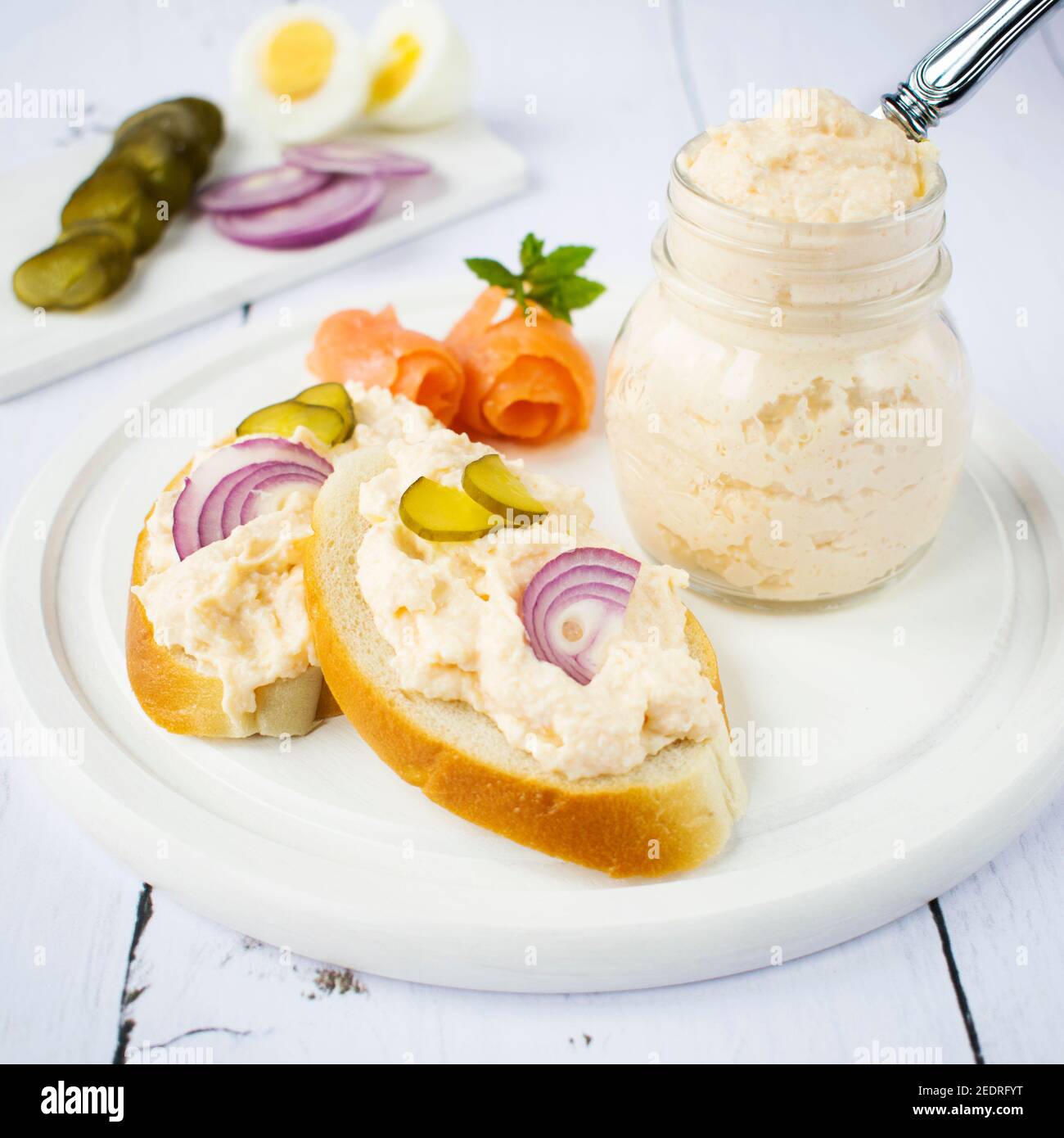 Pâte fraîche pour sandwichs au saumon fumé. Un petit déjeuner sain avec des acides oméga. Banque D'Images