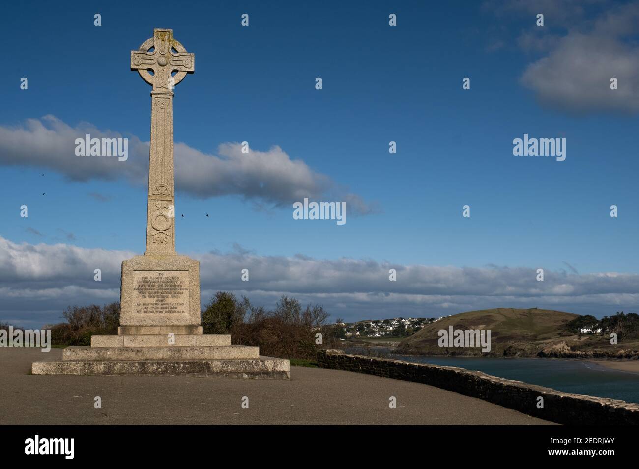 Immense croix celtique de Cornouailles mémorial aux hommes et femmes de service déchus perdus de Padstow contre un ciel bleu fort et un fond d'estuaire. Banque D'Images