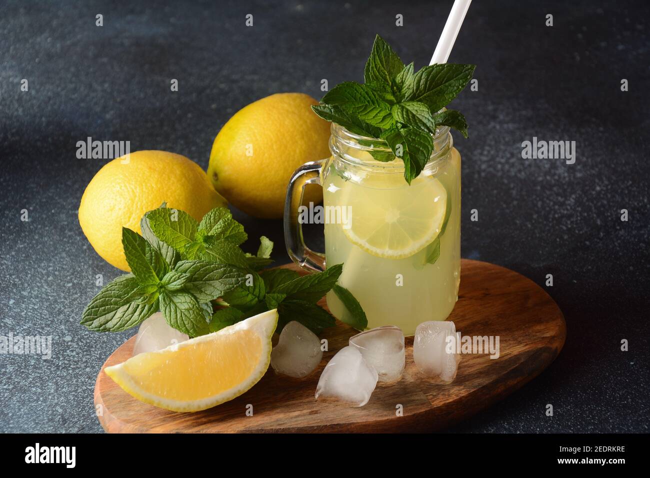 Limonade ou cocktail mojito avec citron et menthe, boisson fraîche d'été ou boisson avec glace Banque D'Images