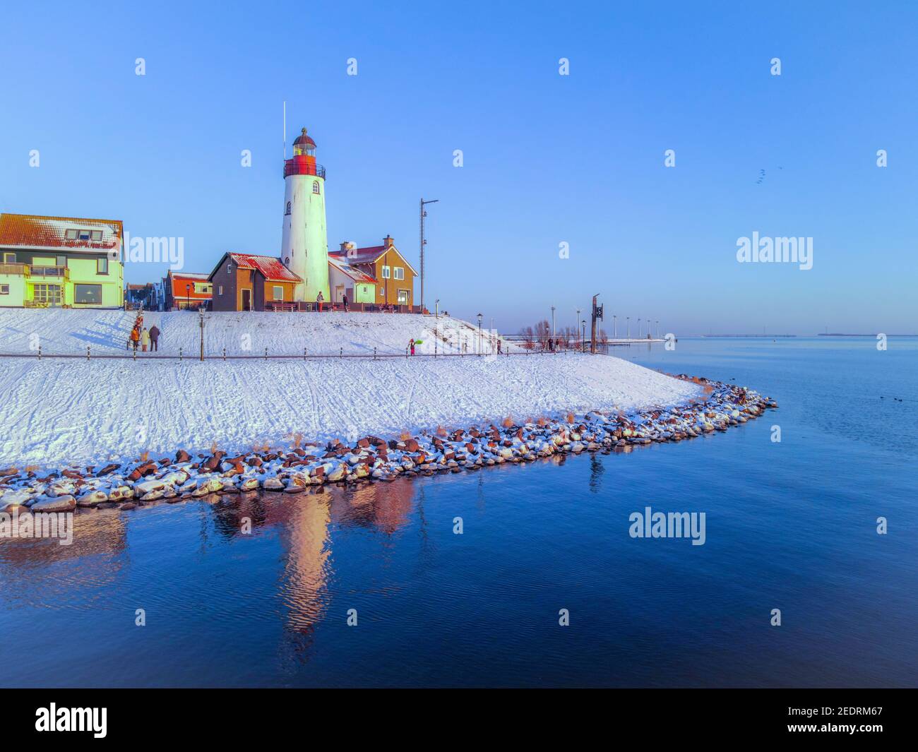 Plage couverte de neige pendant le wnter par le phare d'Urk aux pays-Bas. Temps froid d'hiver aux pays-Bas Banque D'Images