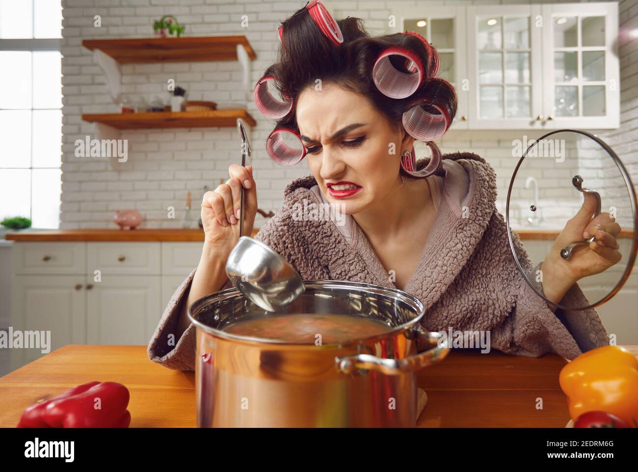 Drôle de femme au foyer non qualifié cuisine pour la première fois et expérience cuisine calamité Banque D'Images