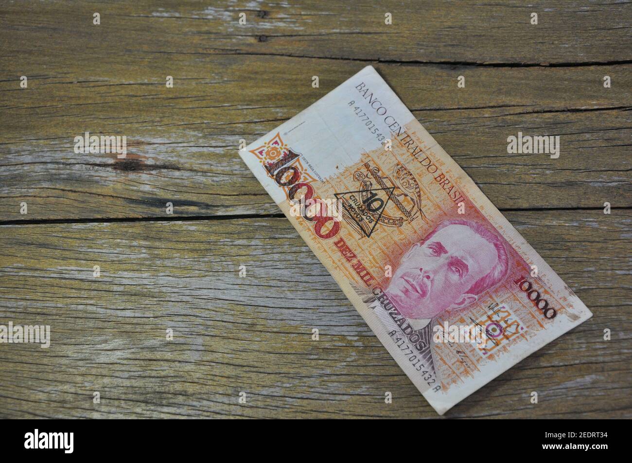 Billets d'argent brésilien, dix mille croisés note estampillée comme dix nouveaux croisés de l'argent utilisé au Brésil dans les années 80, hommage au docteur Carlos Chagas Banque D'Images