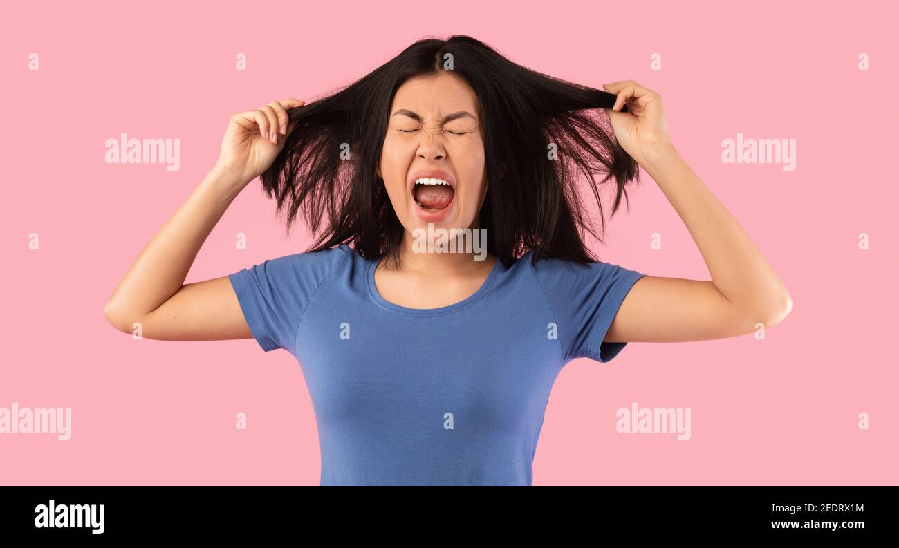 Portrait d'une femme asiatique émotive en colère hurlant Banque D'Images