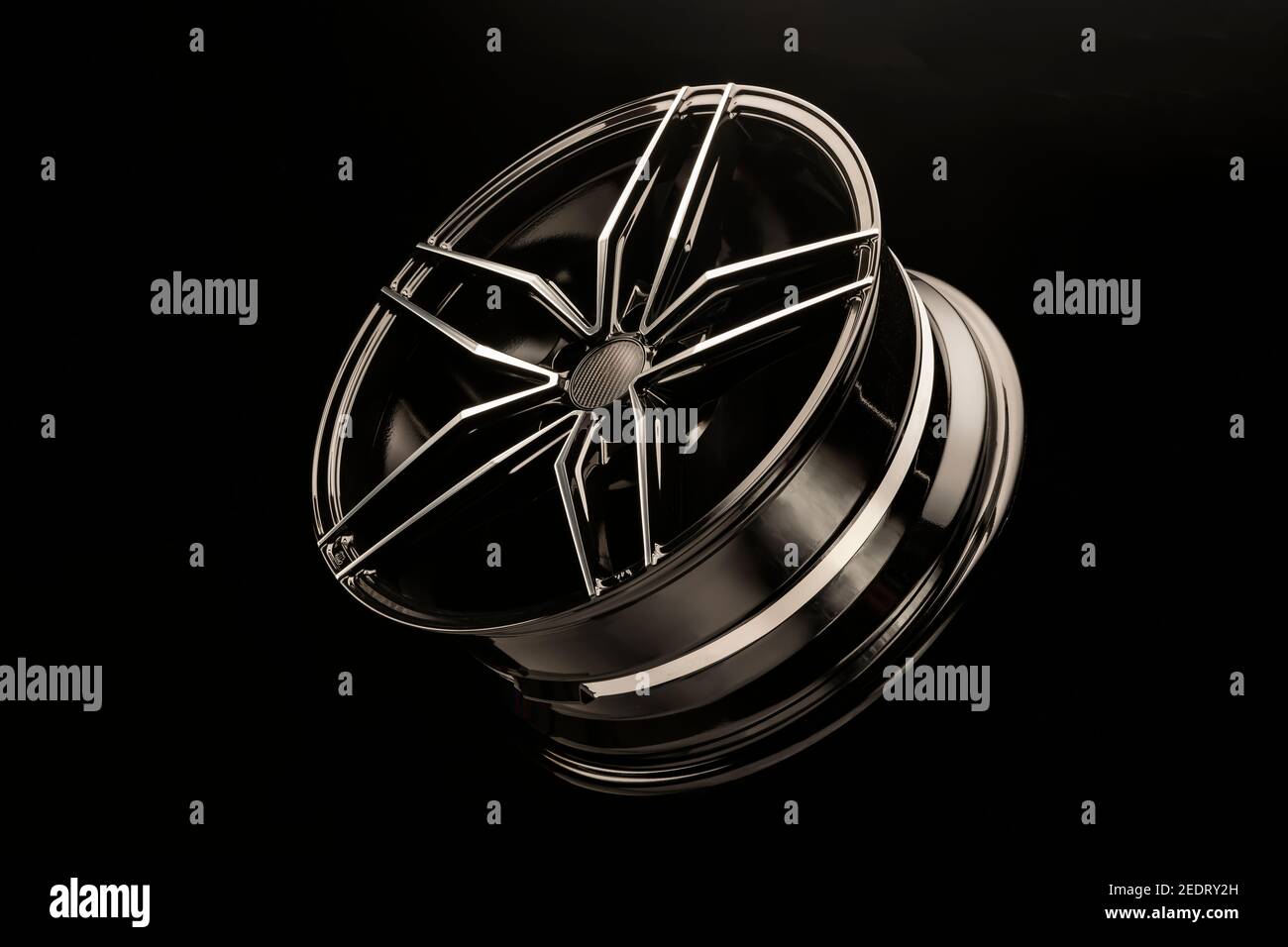 Nouvelle roue en alliage sport forgé noir sur fond sombre. Légère et design. Banque D'Images