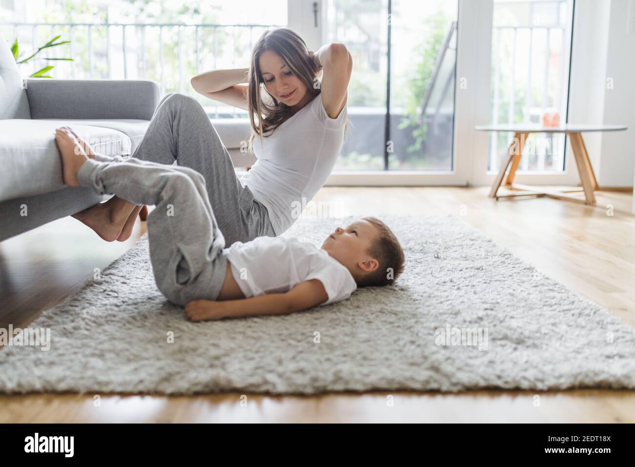 Maman avec son jeune fils qui s'efforce de vivre chambre Banque D'Images