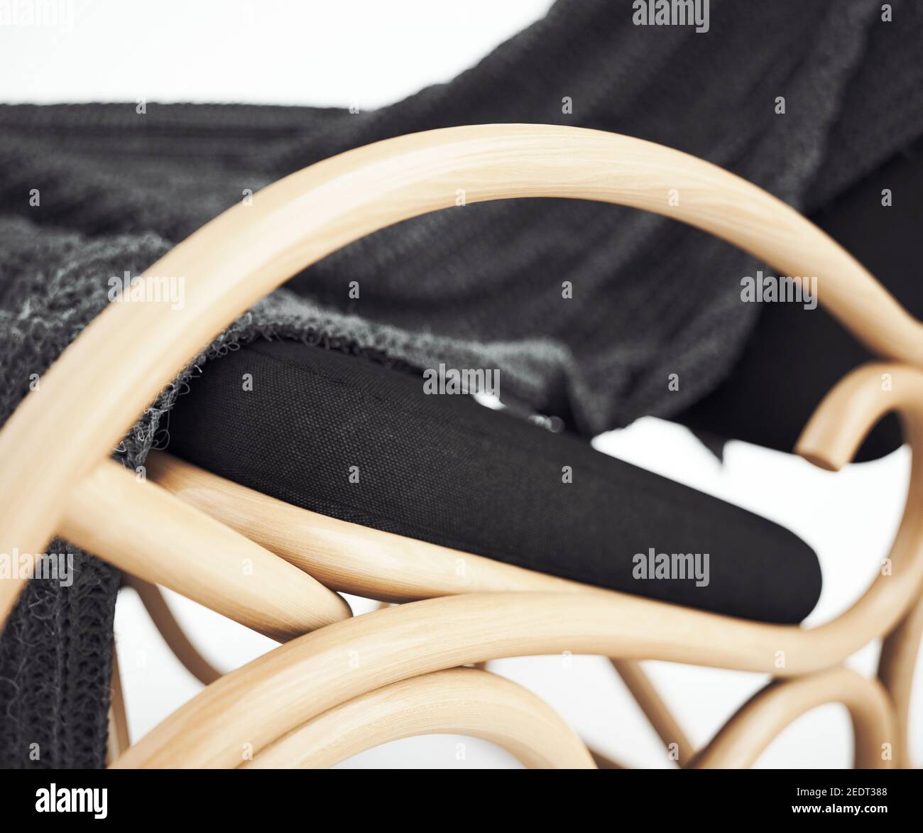 Fauteuil à bascule en bois recouvert de tissu écossais. Gros plan sur l'illustration du rendu 3d Banque D'Images