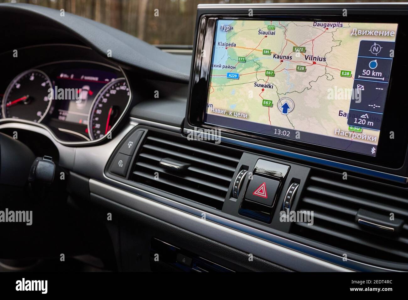 GRODNO, BÉLARUS - DÉCEMBRE 2019 : intérieur de l'Audi A6 4G C7 dans des tons sombres avec affichage avec carte de navigation GPS, panneaux de commande de climatisation du système multimédia Banque D'Images