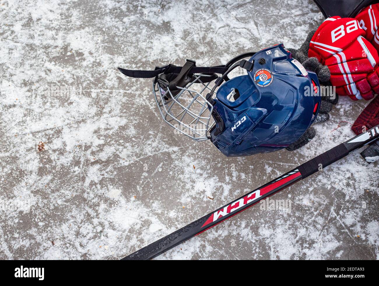 Quelqu'un a laissé son équipement de hockey sur glace. Banque D'Images