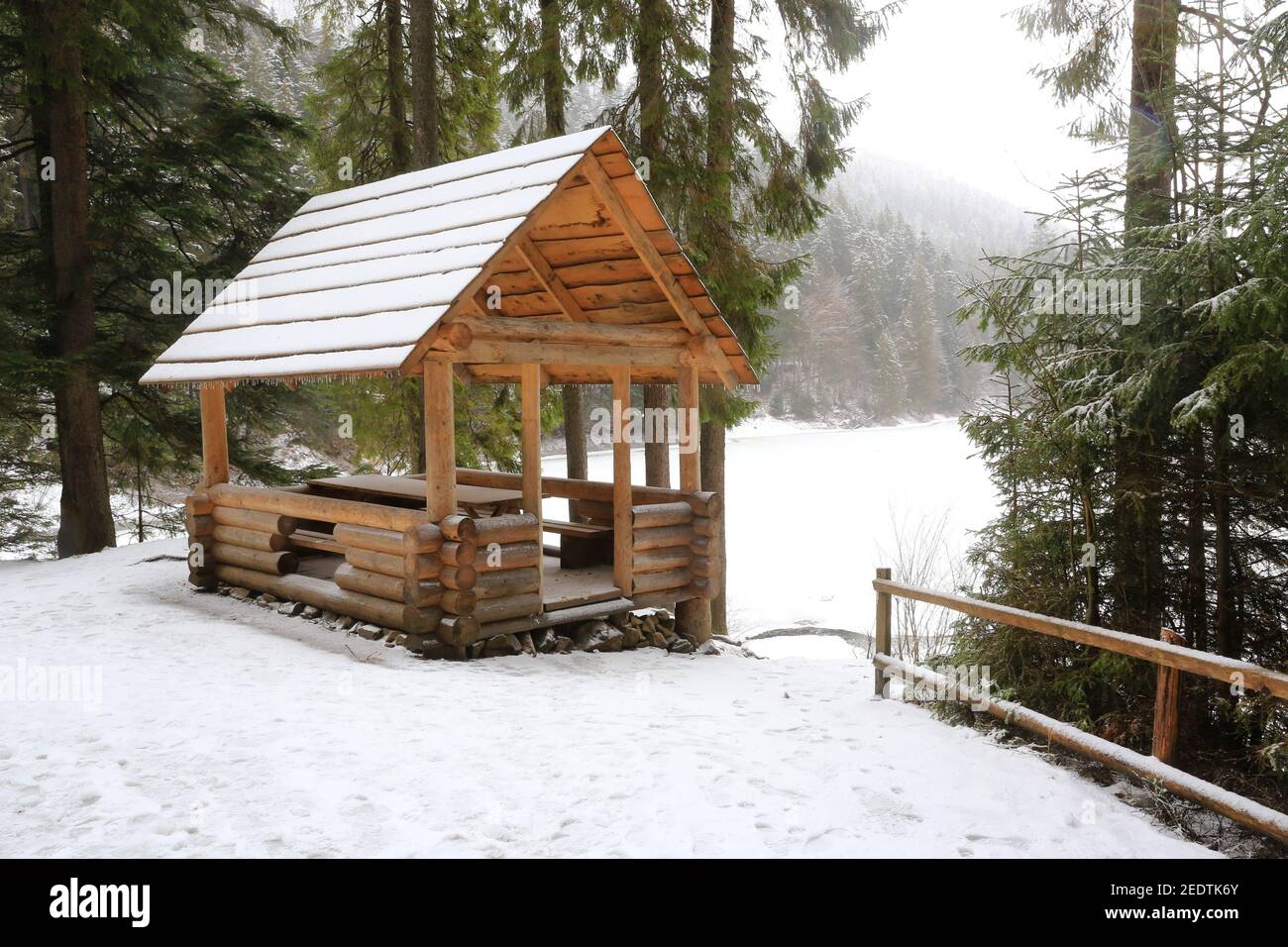 belvédère en bois dans la forêt d'hiver Banque D'Images