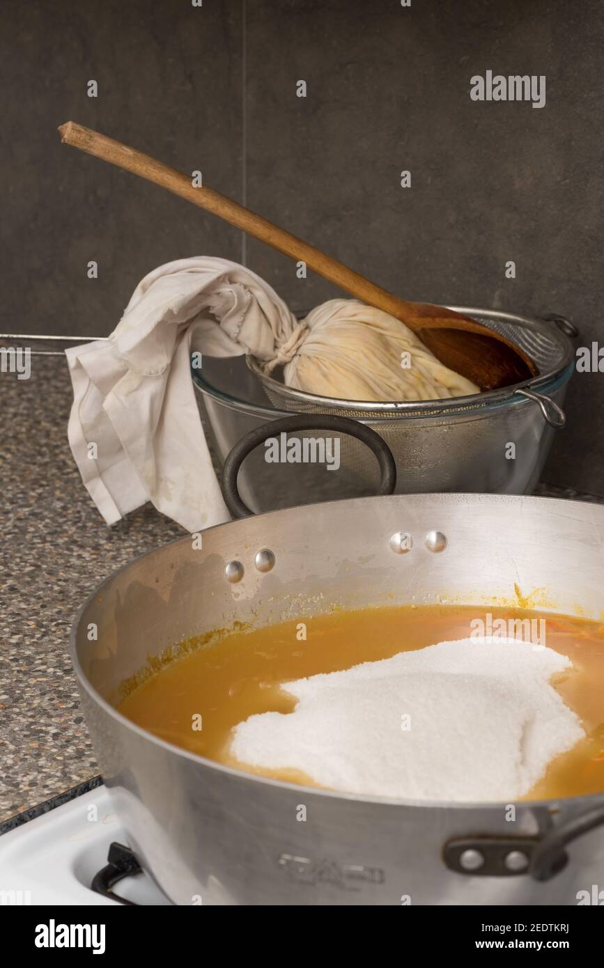 Recette de Granma'sGranny à l'ancienne pour cuisiner de la confiture d'orange de Séville maison plein de délicieuses huiles essentielles pour un goût acidulé Banque D'Images