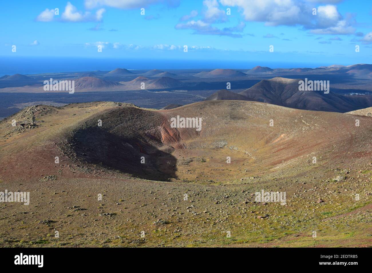 Vue de dessus d'un cratère. Vue depuis la montagne Atalaya de Femes près de Femés. Lanzarote, Îles Canaries, Espagne. Parc national de Timanfaya et nature du volcan Banque D'Images