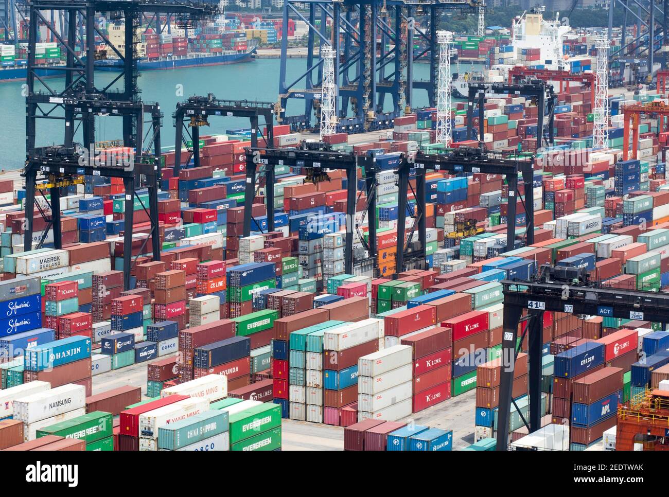 Vue aérienne des conteneurs empilés au terminal à conteneurs de Kwai Tsing, Kwai Chung, Lai Chi Kok stockés jusqu'au chargement et au transfert des navires vers des camions à Hong Kong, en RAS, en Chine. © Time-snapshots Banque D'Images