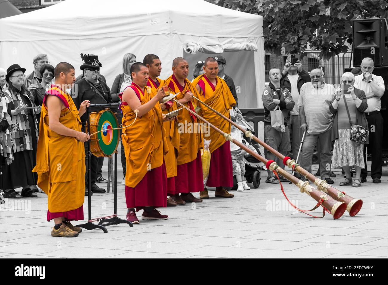 Les Monks de Tashi Lhunpo du Monastère de Tashi Lhunpo effectuent des danses traditionnelles tibétaines au Wimborne Folk Festival à Wimborne, Dorset, Royaume-Uni, en juin Banque D'Images