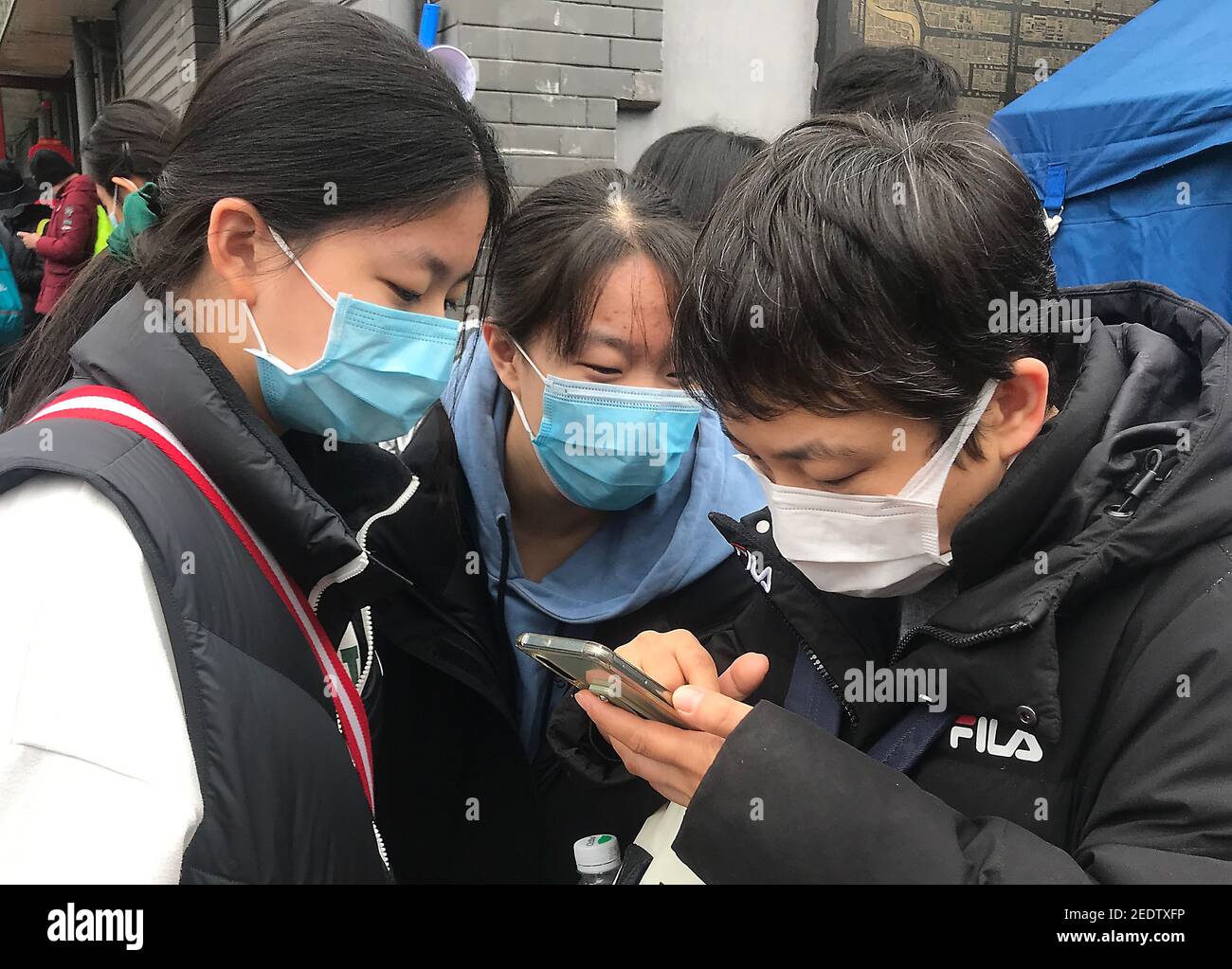 Pékin, Chine. 15 février 2021. Les Chinois se préparent à scanner un code QR de santé pour déterminer s'ils sont sûrs d'entrer (ainsi que de suivre leurs mouvements) dans un complexe commercial dans le centre de Pékin le lundi 15 février 2021. La Chine a en grande partie contrôlé le virus par des mesures strictes, alors même que le reste du monde se débat avec des décès croissants et des hôpitaux surchargés. Photo de Stephen Shaver/UPI crédit: UPI/Alay Live News Banque D'Images