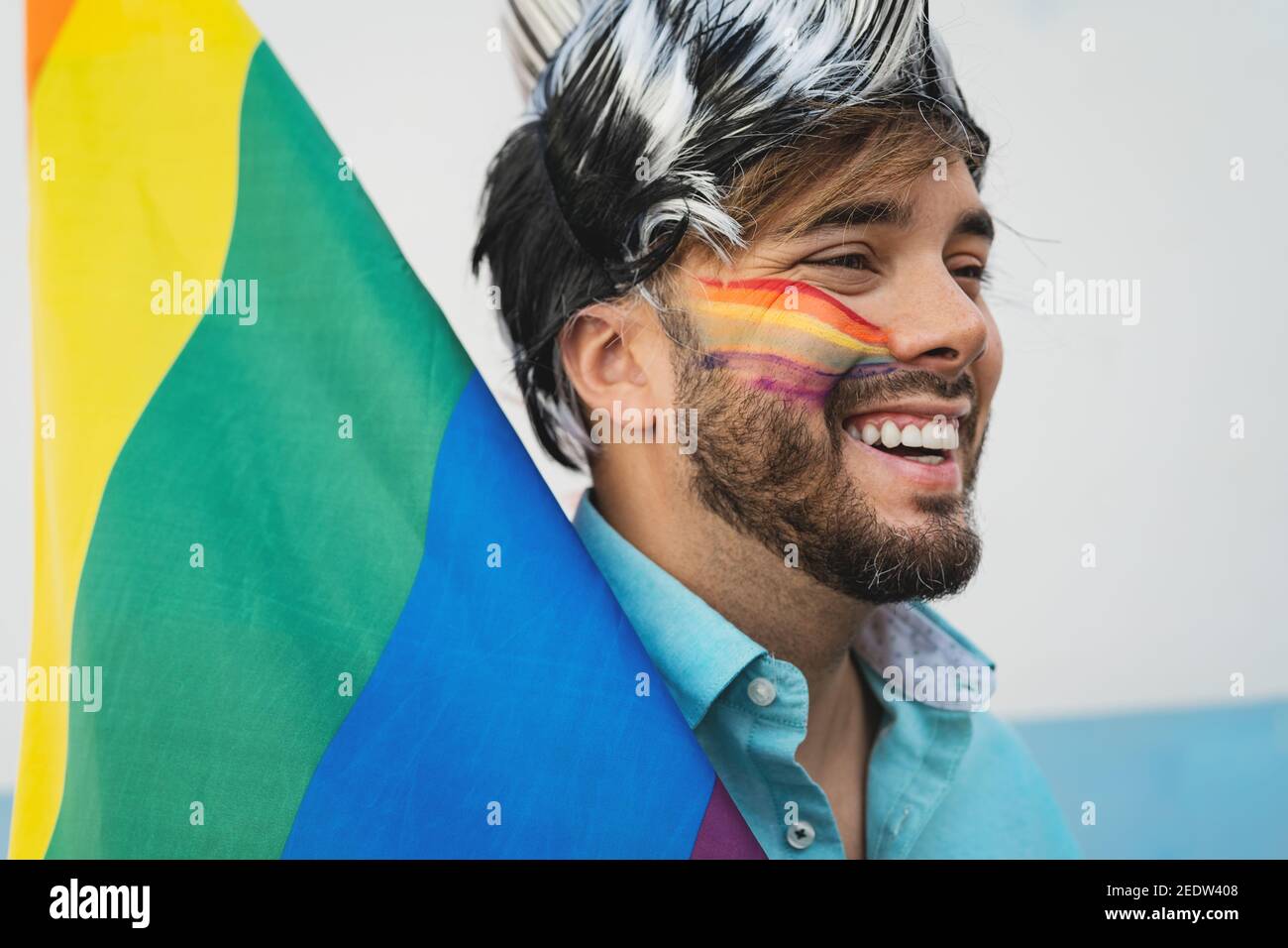 Heureux homosexuel homme ayant du plaisir célébrant la fête de la fierté gay Banque D'Images