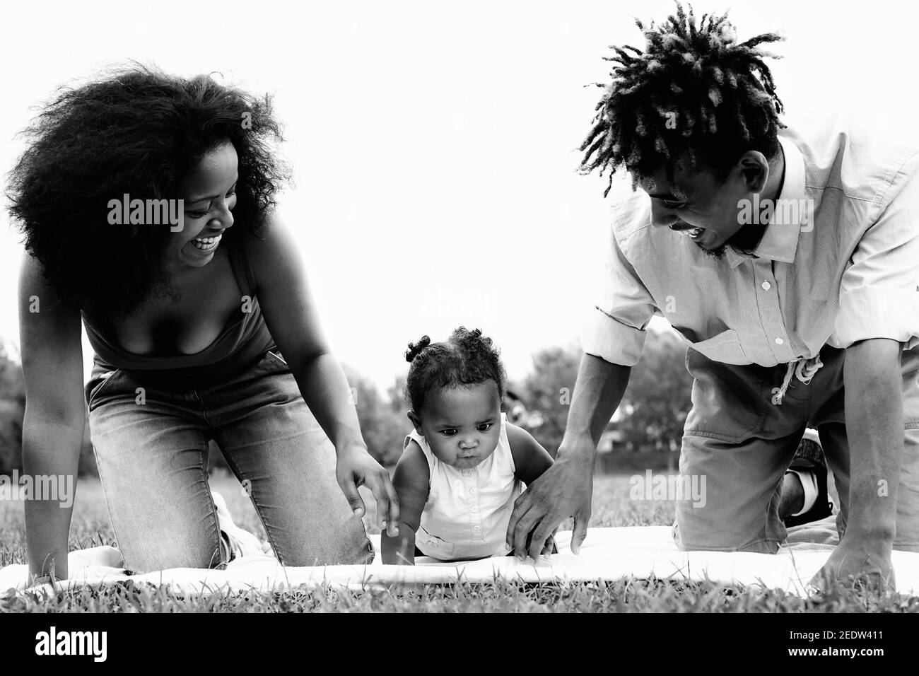 Bonne famille africaine s'amuser ensemble dans le parc public - Père noir et mère appréciant le temps avec leur fille Banque D'Images