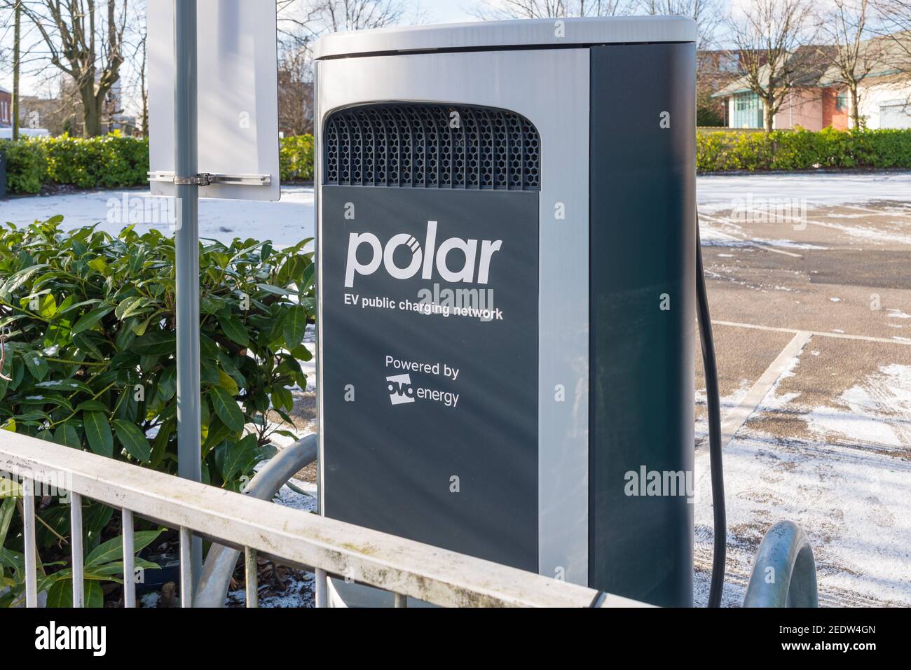 OVO Energy Polar EV réseau public de charge chargeur de véhicule électrique dans un parking de pub à Harborne, Birmingham, Royaume-Uni Banque D'Images