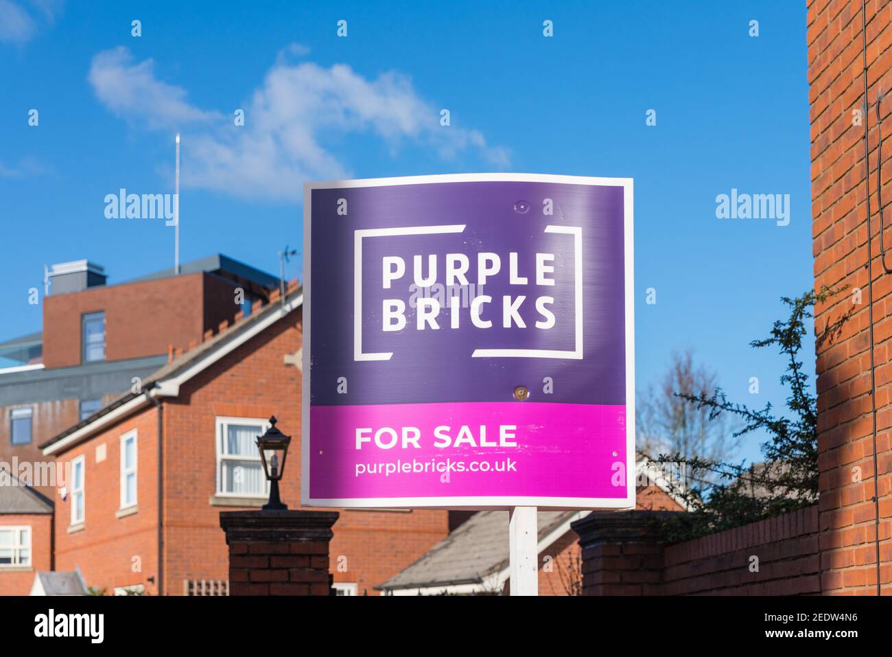 Affiche violet briques à vendre à l'extérieur de la maison Banque D'Images