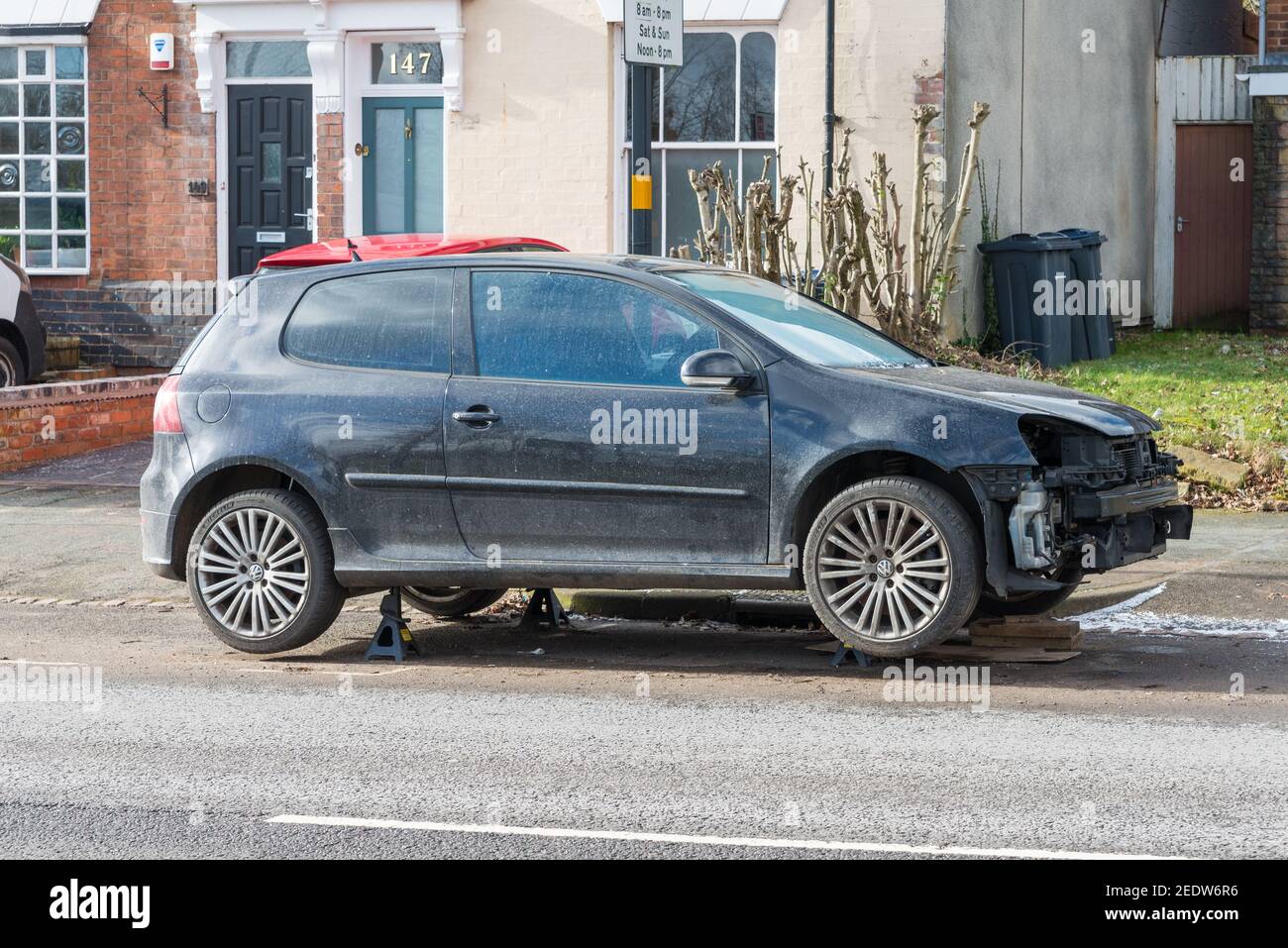 Un VW Golf soulevé de cric dans la route qui a des pièces volé Photo Stock  - Alamy
