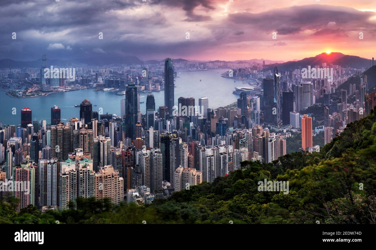 Vue sur Hong Kong au lever du soleil spectaculaire, port de Victoria Banque D'Images
