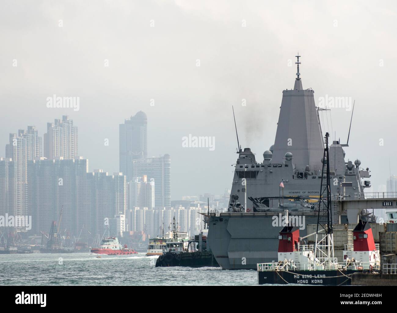 Vue sur le quai amphibie du navire d'atterrissage USS Green Bay (LPD 20) en face de l'horizon des bâtiments, ancré à l'entrée du port de Victoria dans le cadre d'une visite portuaire prévue. Green Bay fait partie du groupe de grève expéditionnaire Bonhomme Richard, vu ici à Hong Kong Hong Kong, RAS, Chine, RPC. © Time-snapshots Banque D'Images