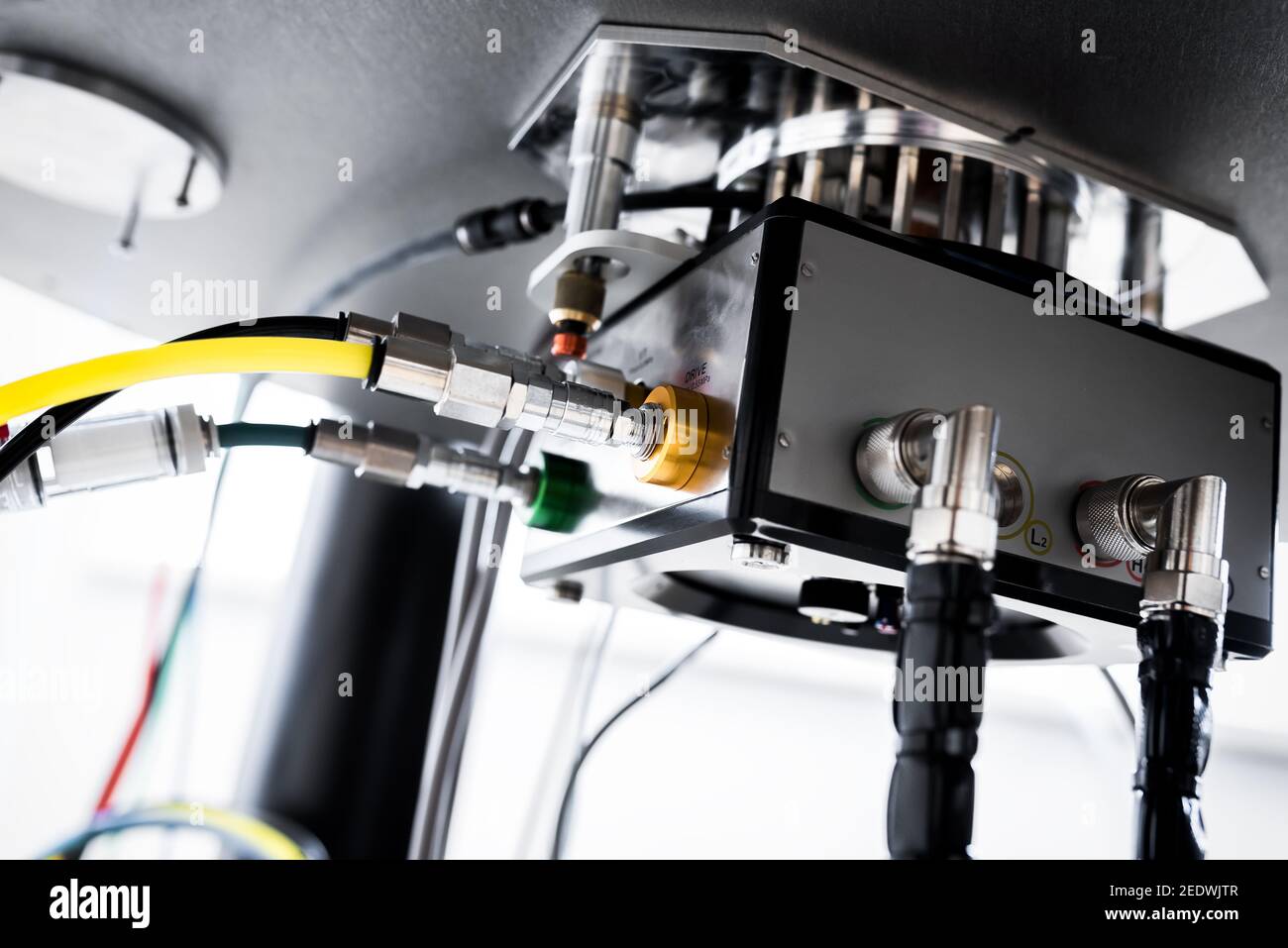 Dispositif de laboratoire pour les expériences scientifiques, détail de l'apport d'azote liquide et d'hélium à l'aimant et connecteurs à l'unité de contrôle de la RMN sp Banque D'Images