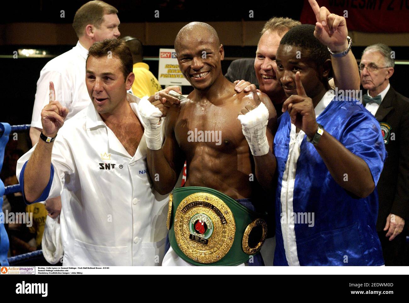 Boxe - Colin Lynes contre Samuel Malinga - York Hall Bethnal Green - 8/3/03 Samuel Malinga fête la victoire obligatoire crédit:action Images / John Sibley Banque D'Images