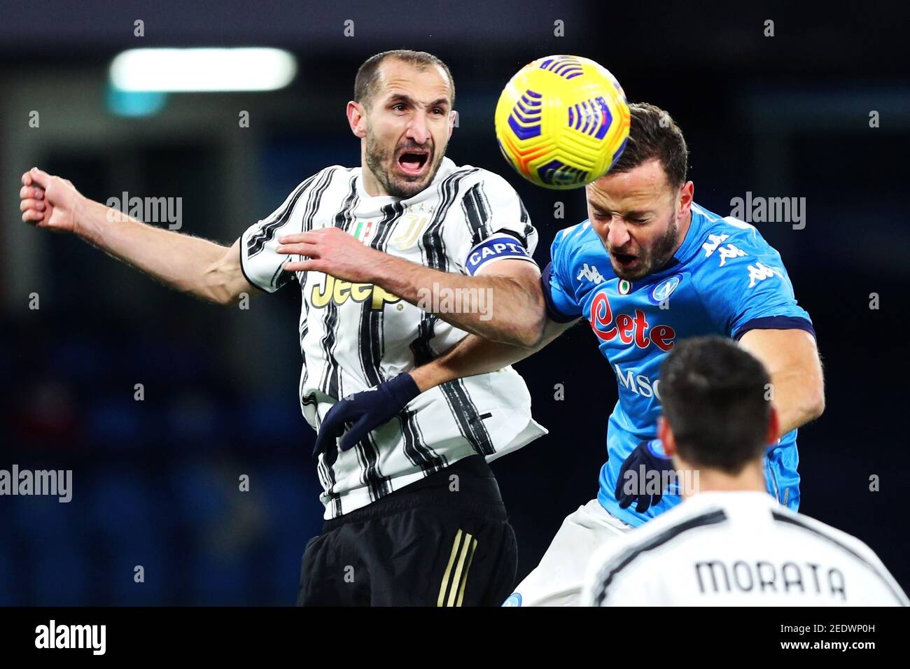 Giorgio Chiellini de Juventus (L) va pour un en-tête avec Amir Rrahmani de Napoli (R) pendant le championnat italien Serie / LM Banque D'Images