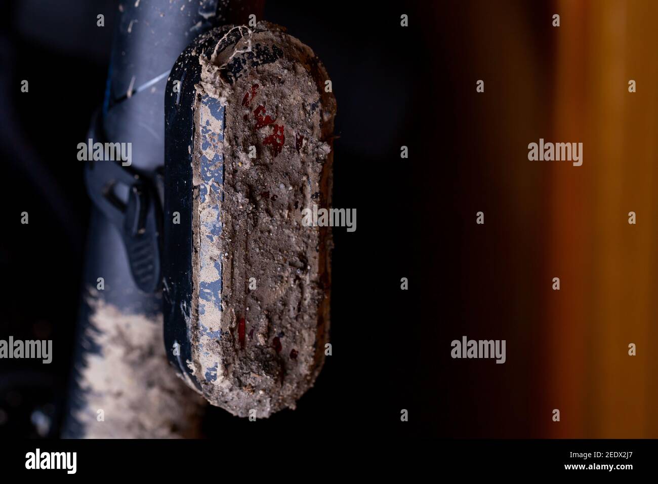 Feu arrière de vélo extrêmement boueux et sale Banque D'Images