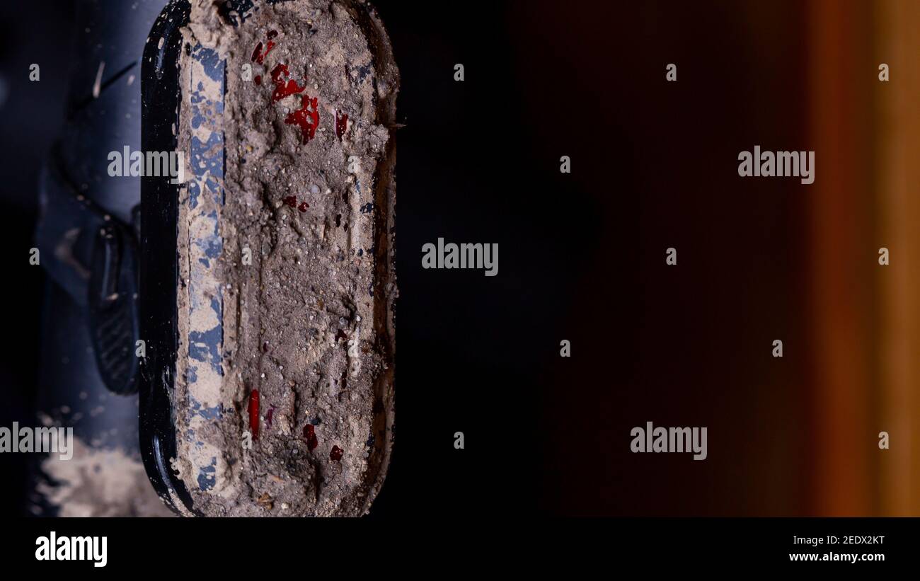 Feu arrière de vélo extrêmement boueux et sale Banque D'Images