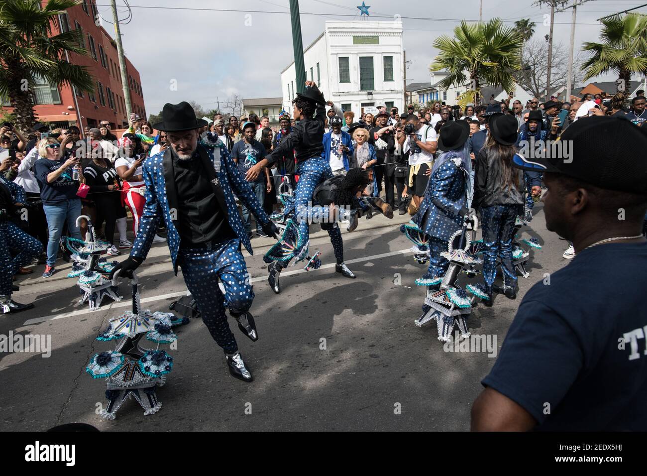 Treme trottoir steppers, New Orleans social Aid and Pleasure Club second Line (Secondline) Parade danseurs sur second Line dimanche. La Nouvelle-Orléans. Banque D'Images