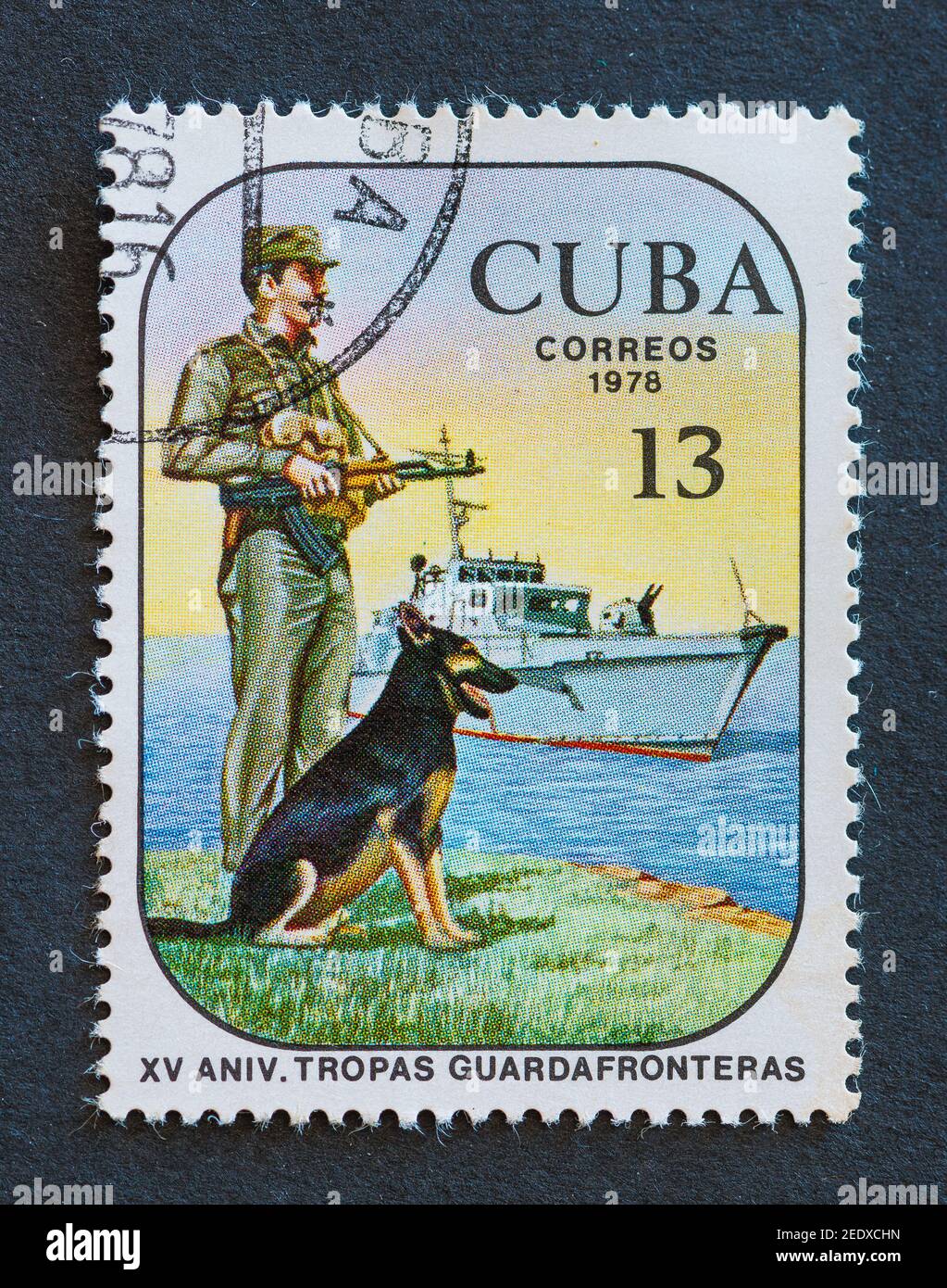 Cuba Correos timbre vintage : garde frontière ou Guardafronteras avec un chien de berger allemand, Cuba Banque D'Images