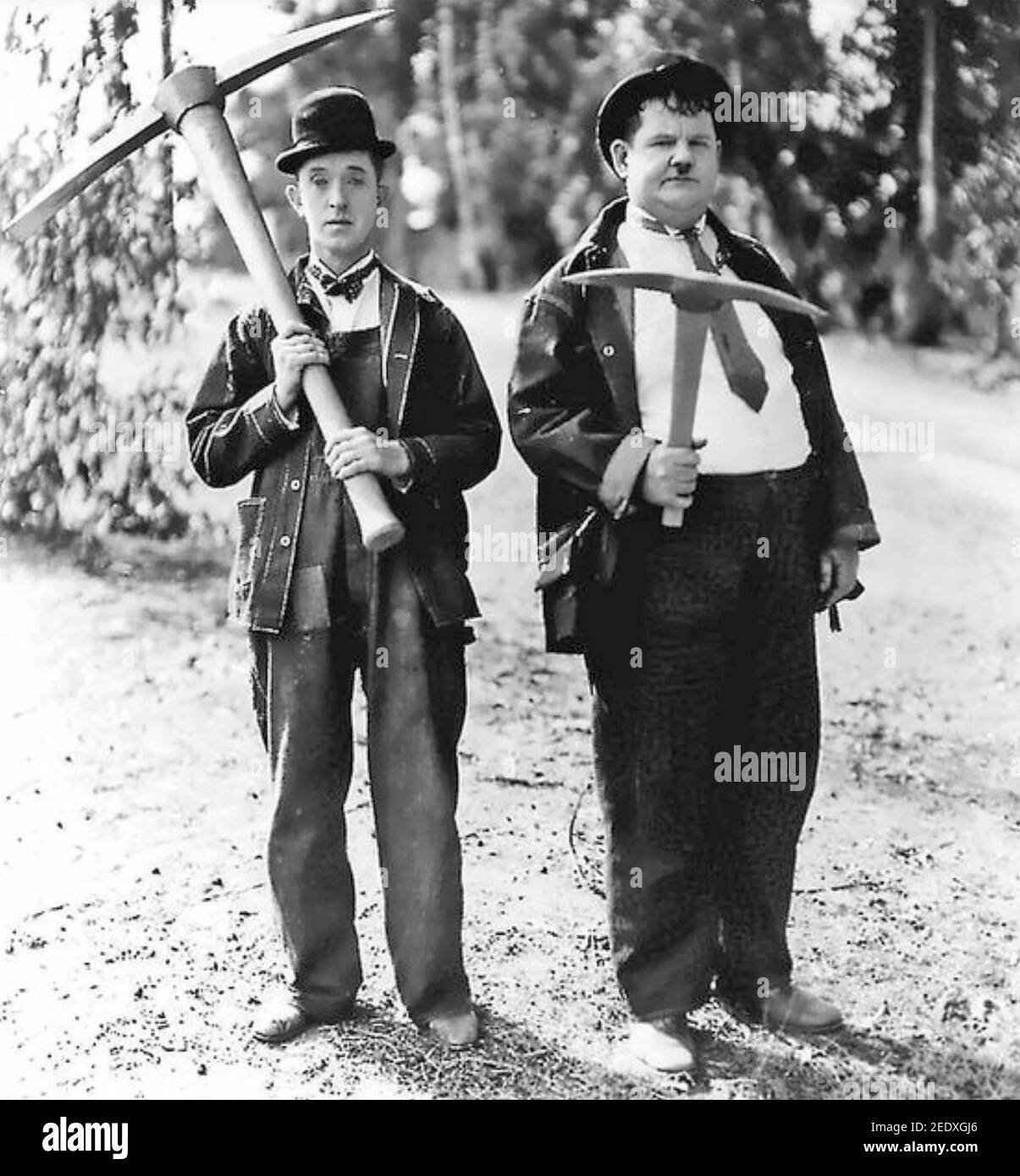 LAUREL ET HARDY Comic duo de film vers 1930 avec Stan Laurel à gauche et Oliver Hardy dans un film non identifié Banque D'Images