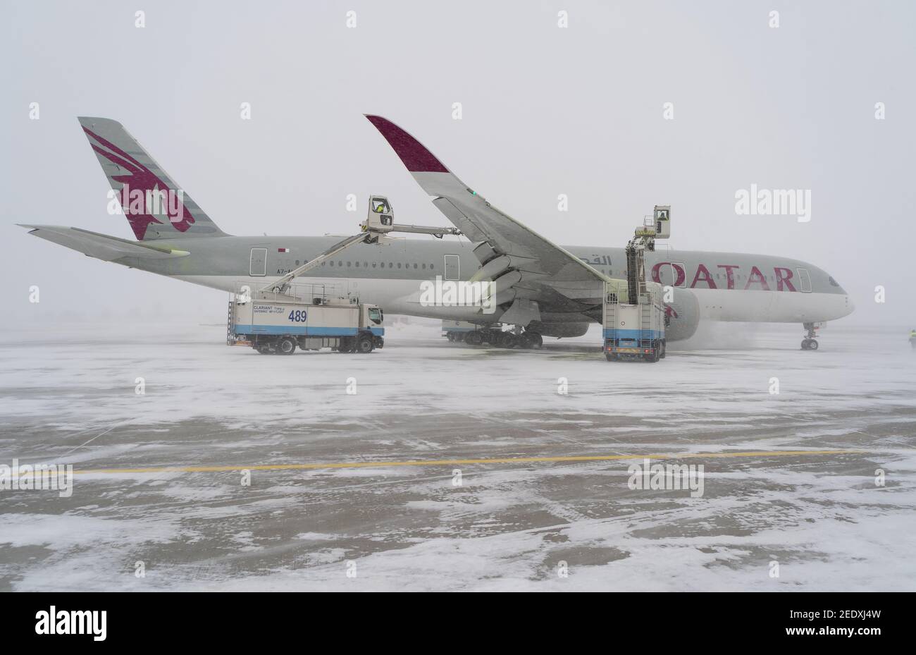 Ukraine, Kiev - 12 février 2021 : dégivrage de l'appareil avant le vol. La machine de dégivrage arrose l'aile d'un avion passager avec antifureez Banque D'Images