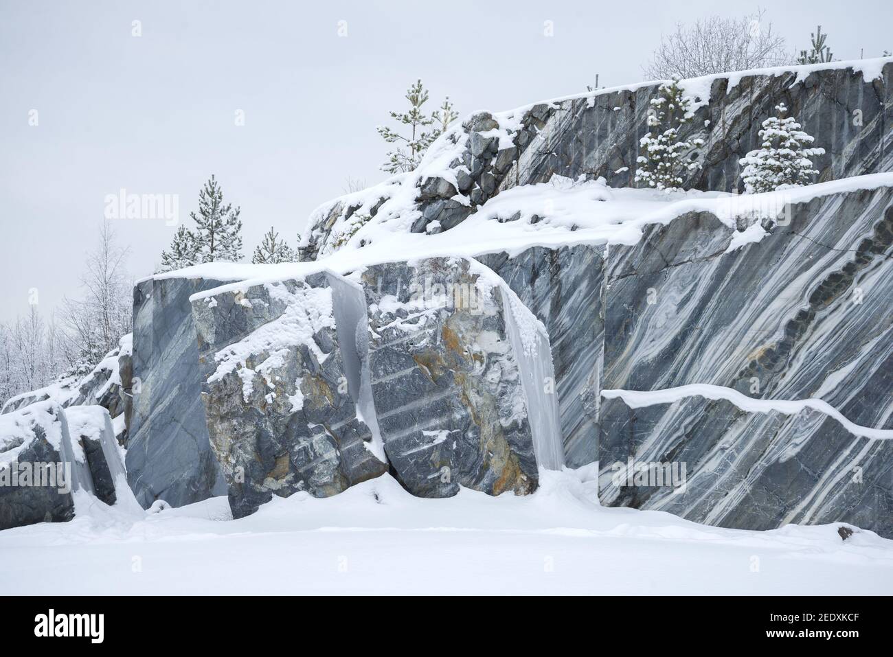 Vieille carrière de marbre le jour sombre de janvier. Ruskeala Mountain Park. Carélie Banque D'Images