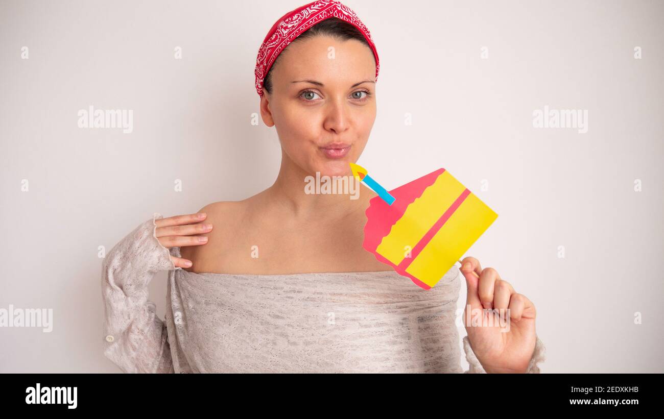 Portrait D Une Femme Soufflant Une Bougie Sur Un Faux Gateau En Carton Photo Stock Alamy Portrait D Une Femme Soufflant Une Bougie Sur Un Faux Gateau En Carton Photo Stock Alamy