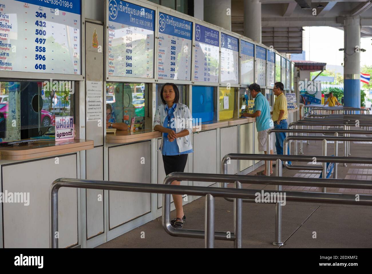 BANGKOK, THAÏLANDE - 14 DÉCEMBRE 2018 : réceptionniste dans les bureaux longue distance du terminal de bus du Nord Banque D'Images