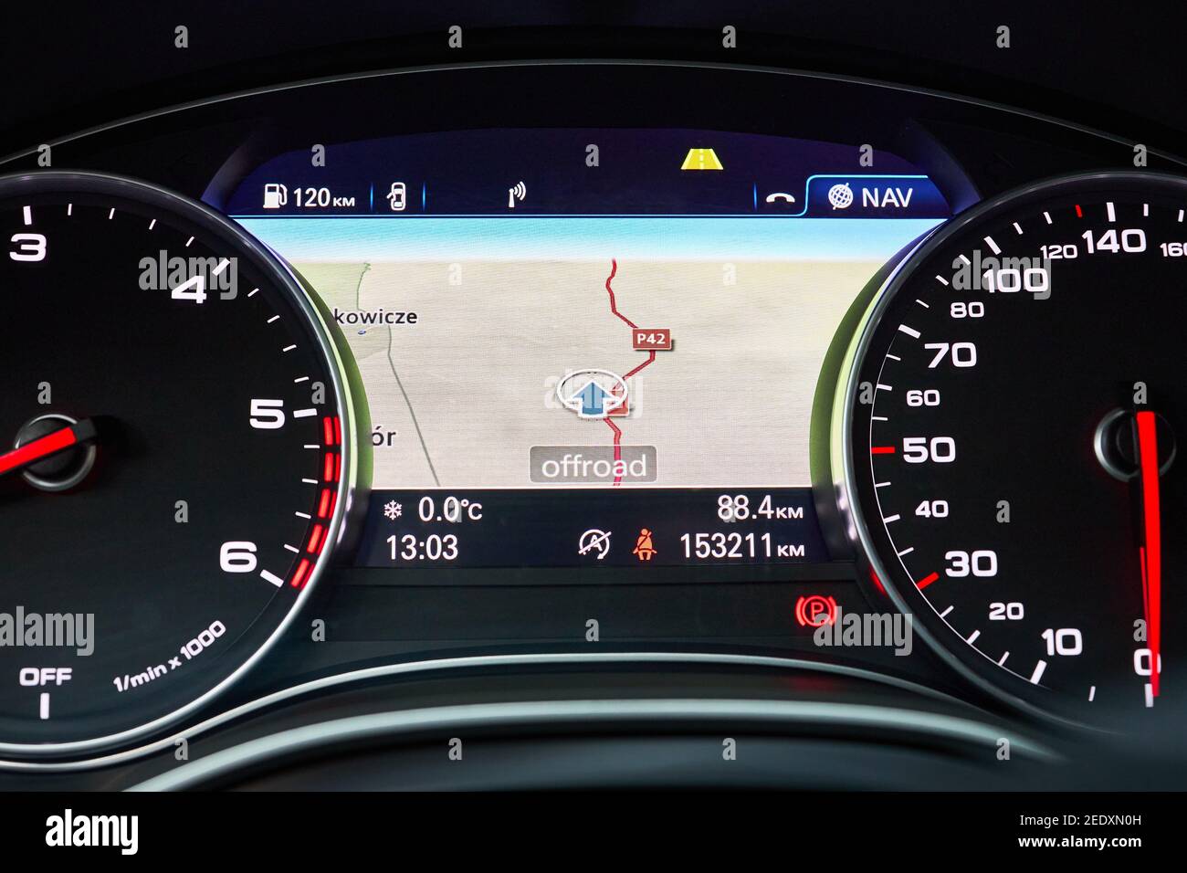 GRODNO, BELARUS - DÉCEMBRE 2019: Audi A6 4G C7 élément de voiture moderne électronique tableau de bord affichage multimédia navigation système GPS avec radio-carte Banque D'Images