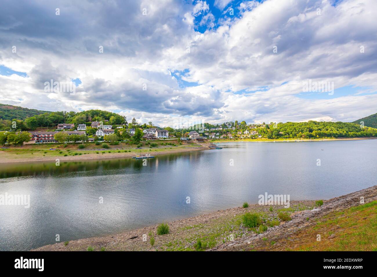 Rurberg et Rursee lors d'une belle journée en été. Point de repère touristique pour les cyclistes, les sports nautiques et les activités d'hyking. Banque D'Images