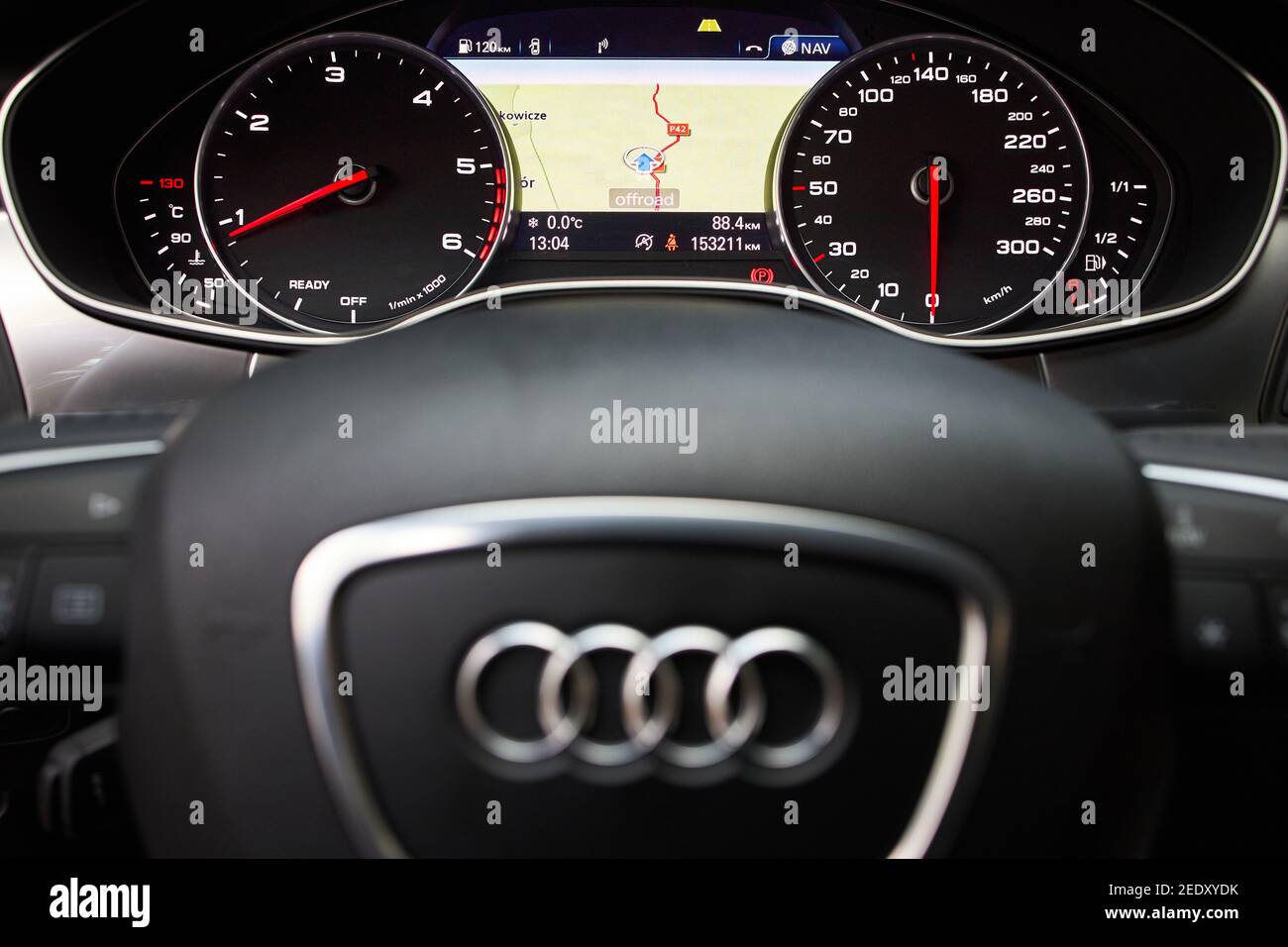 GRODNO, BÉLARUS - DÉCEMBRE 2019: Audi A6 4G C7 tableau de bord affichage navigation système GPS avec carte radio fuel temps chauffe tachymètre et compteur de vitesse Banque D'Images