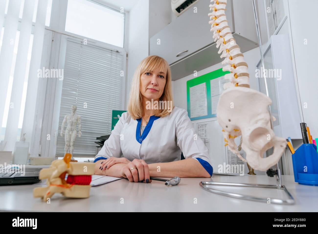 Portrait d'une femme médecin physiothérapeute dans son lieu de travail à l'hôpital Banque D'Images