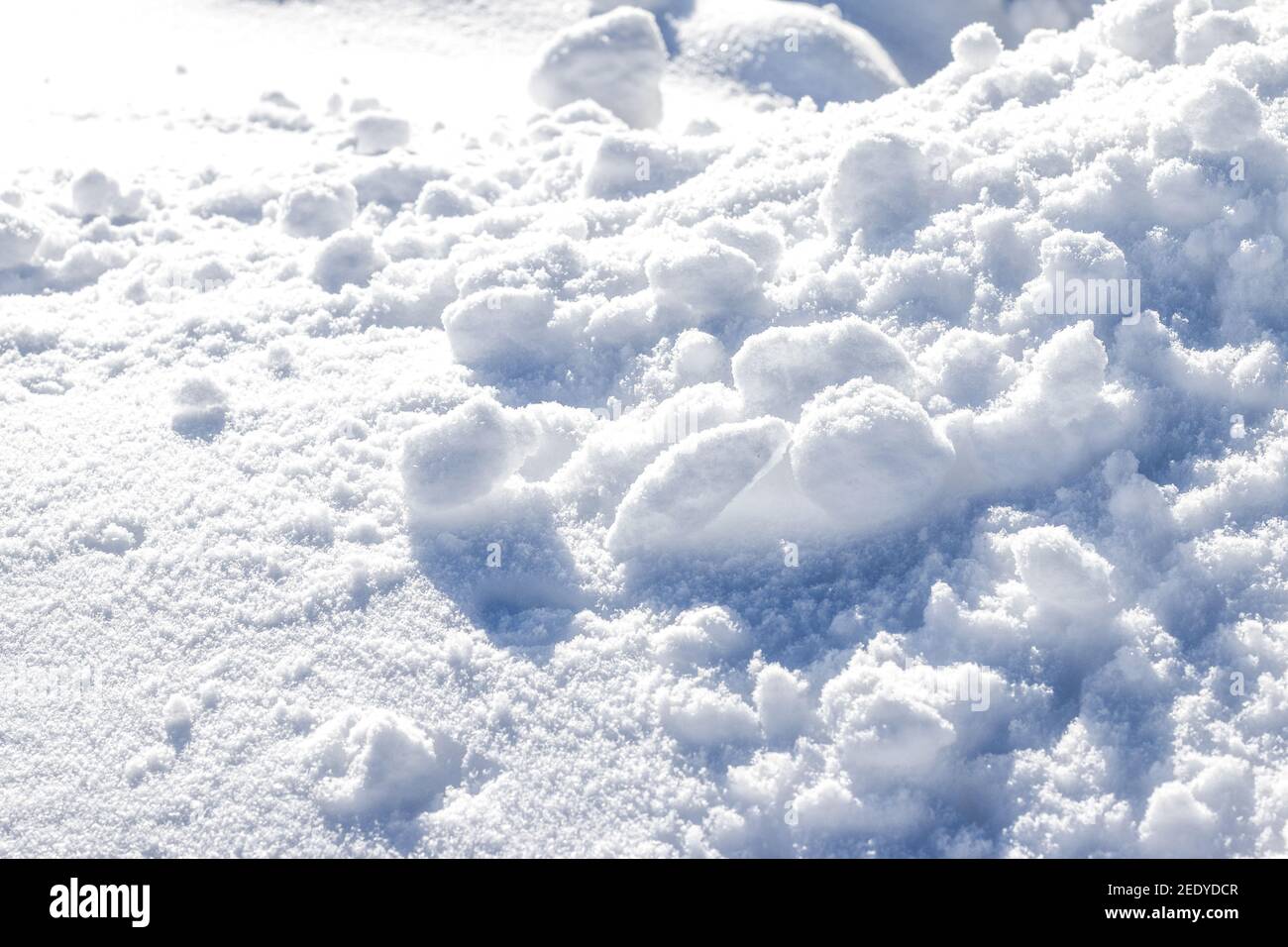 Couverture de neige en hiver sous les rayons du soleil. Toile de fond  fraîche et enneigée. Paysage couvert de neige. Flocon de neige et glace au  soleil Photo Stock - Alamy
