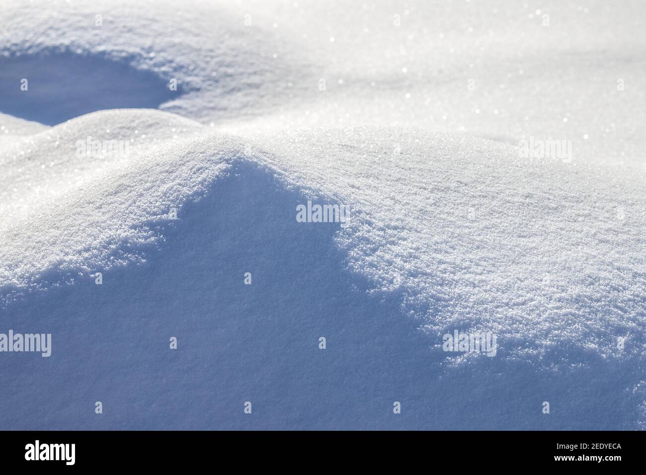Modèle de chasse-neige de couverture de neige d'hiver. Paysage couvert de neige. Flocon de neige et butte de glace Banque D'Images