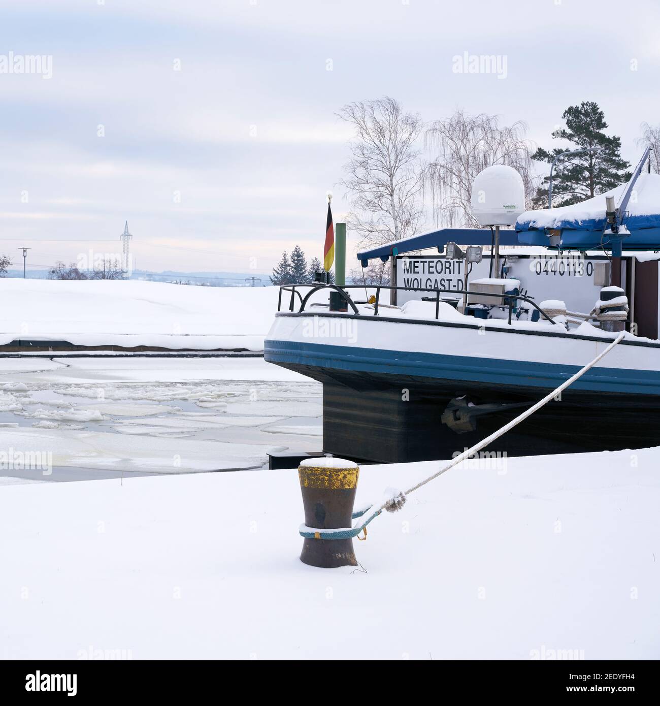 La barge Meteorit pendant une pause forcée en hiver dedans Devant le quartier de la sluice Rothensee près de Magdeburg Banque D'Images