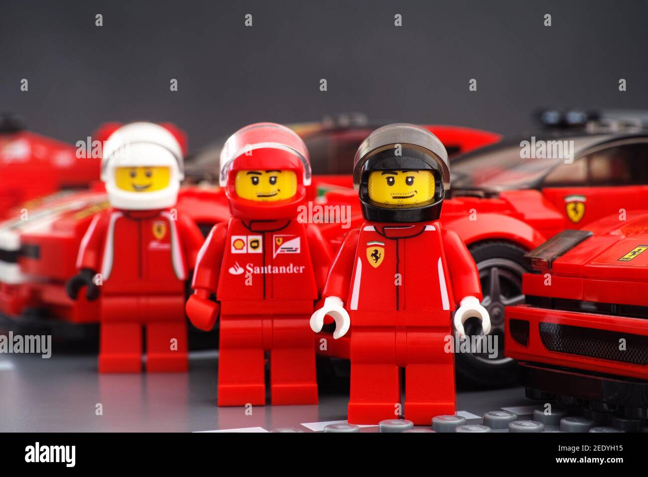 Tambov, Fédération de Russie - 14 février 2021 les conducteurs de Lego Ferrari se tiennent près de leurs bolides Lego Speed Champions. Banque D'Images