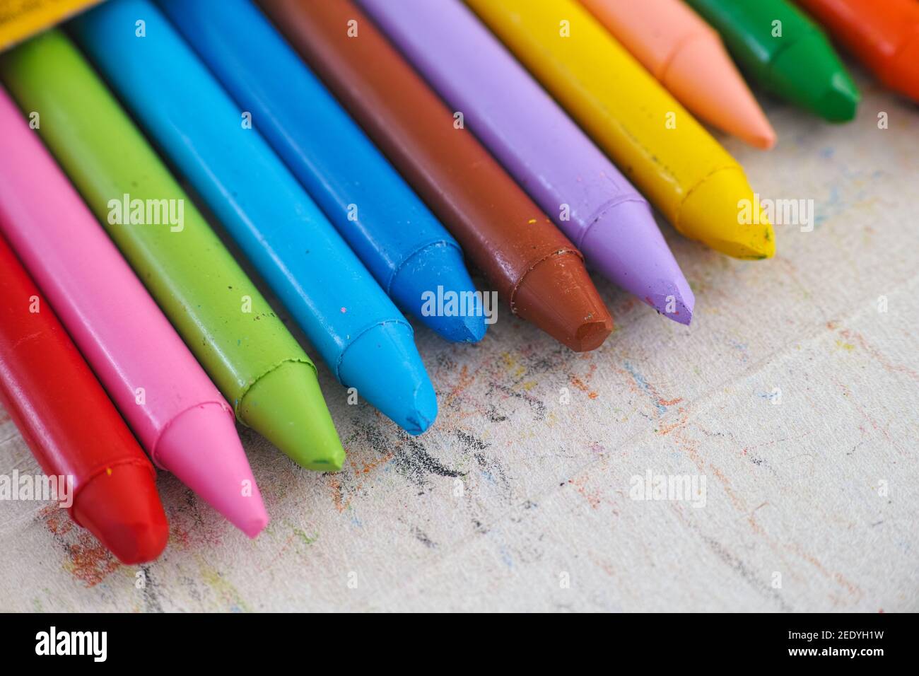 Des crayons de couleur qui sortent d'une boîte. Gros plan. Banque D'Images