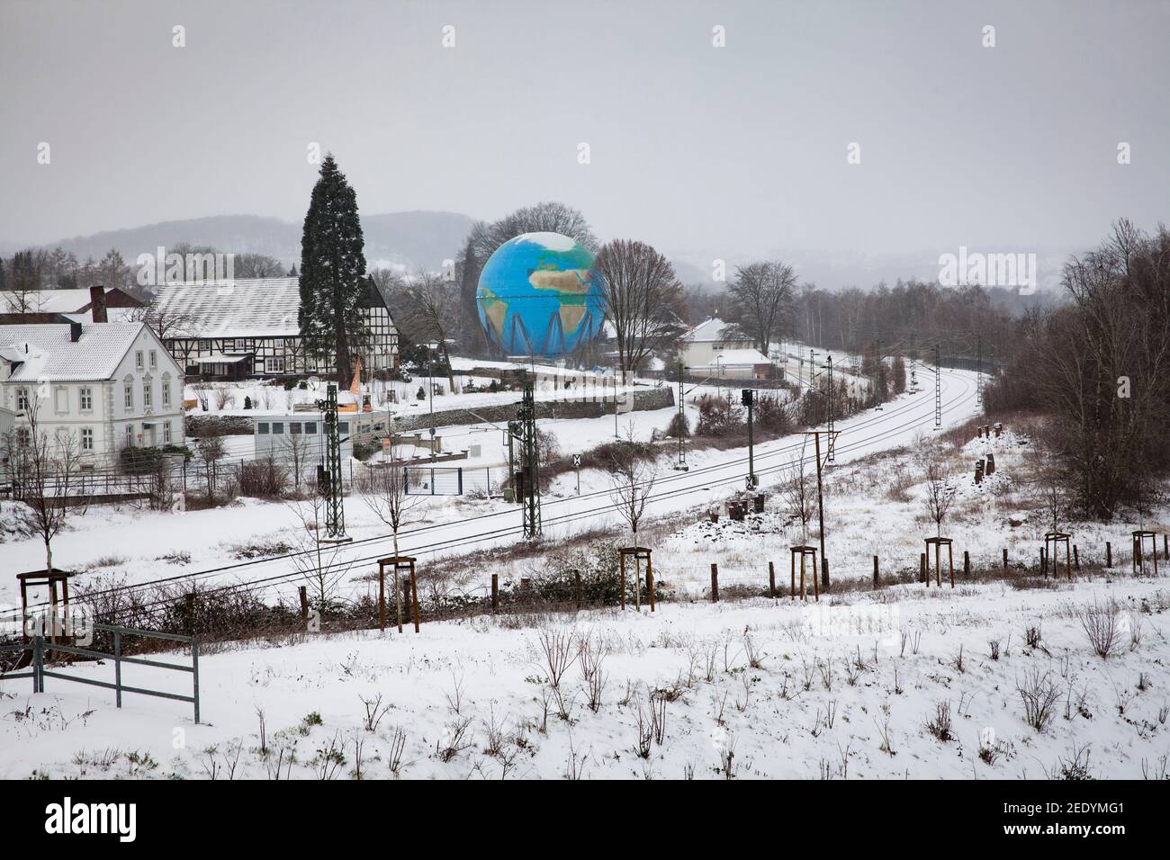 Ancien gasomètre à Wetter sur la Ruhr, peint comme un globe, neige, région de la Ruhr, Rhénanie-du-Nord-Westphalie, Allemagne. Alter Gasometer BEI Wetter an der Ru Banque D'Images