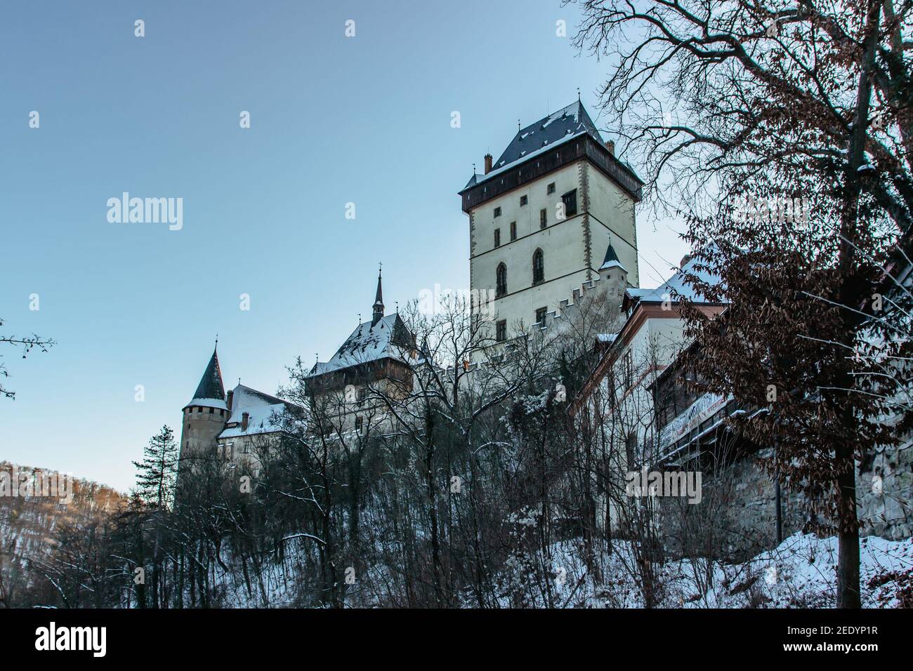 Magnifique château gothique royal de Karlstejn en hiver avec neige, République tchèque.fondé par Charles IV.il y a des joyaux de la couronne tchèque, des reliques saintes, et royal Banque D'Images