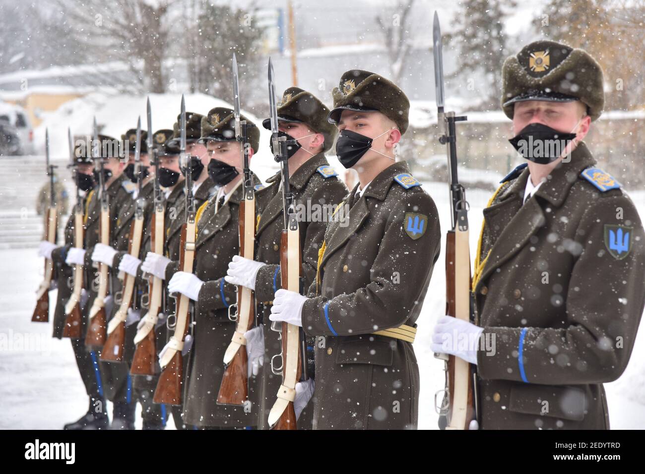 Les soldats d'honneur sont garde pendant les événements marquant le 32e anniversaire de la fin de la guerre entre l'Union soviétique et l'Afghanistan.UN mémorial dédié au 32e anniversaire de la fin de la guerre entre l'Union soviétique et l'Afghanistan a été accueilli dans la ville ukrainienne occidentale. Banque D'Images